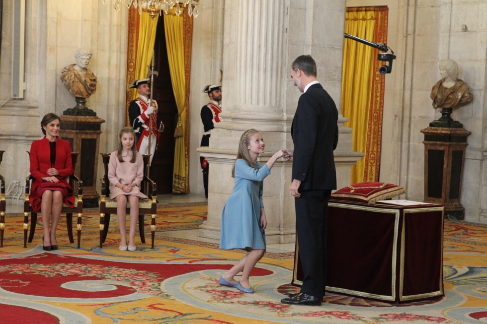 Cuando el 2018 recibió el Toisón de Oro, la mayor distinción de la Corona Española, lo hizo con esta reverencia a su padre acompañada de una sonrisa de complicidad