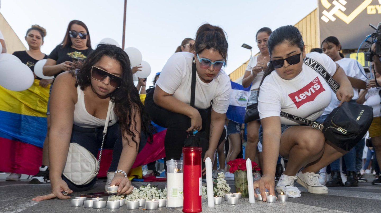 Amigos de los fallecidos en las discotecas de Murcia, en una concentración a las puertas de estos locales en apoyo a las familias de las víctimas