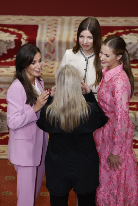 La reina Letizia y sus hijas, Leonor y Sofía, comparten confidencias en la sala Covadonga del hotel Reconquista