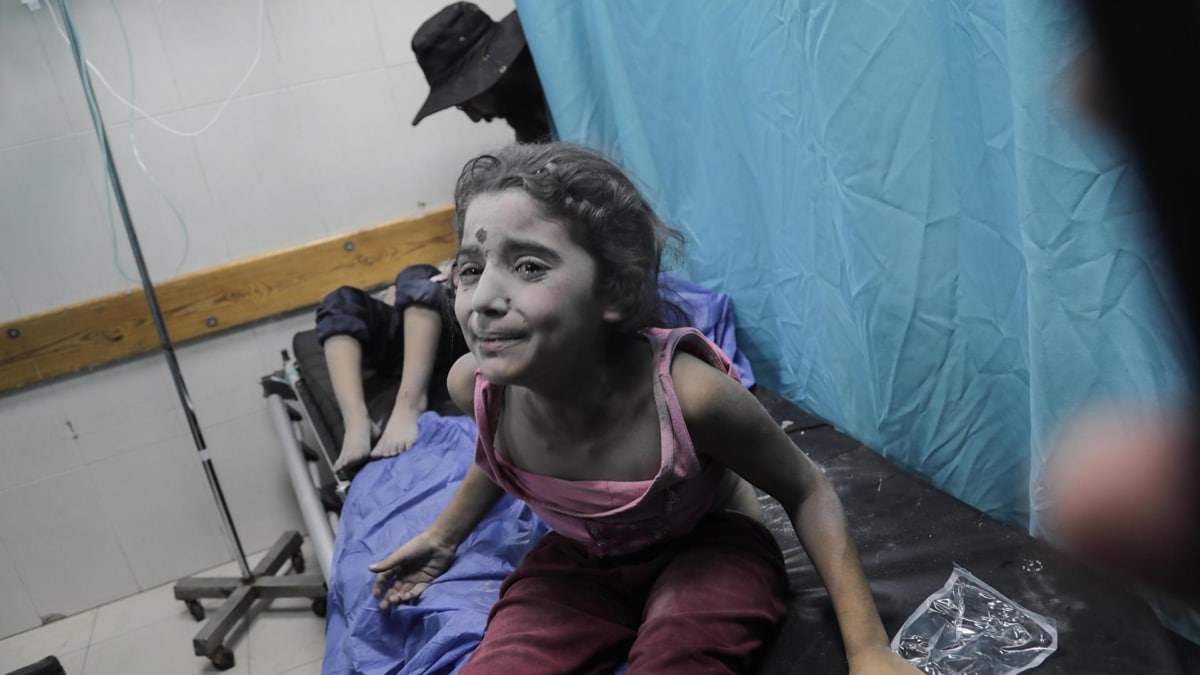 Niños palestinos heridos en el bombardeo israelí sobre un hospital en Gaza.