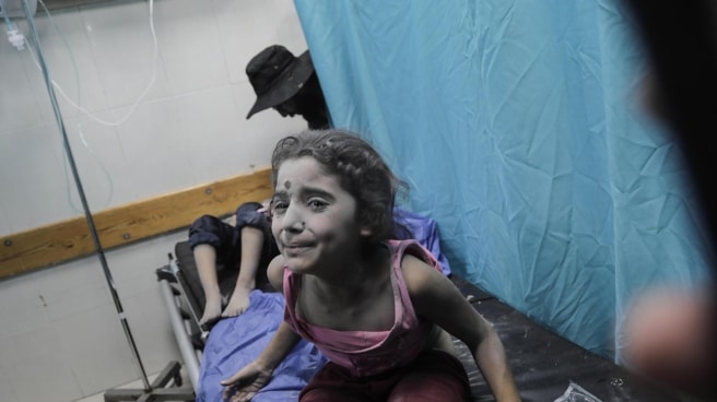 Niños palestinos heridos en el bombardeo israelí sobre un hospital en Gaza.