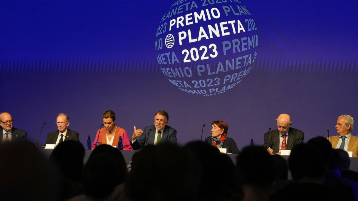 El presidente del Grupo Planeta, José Crehueras, en el centro, durante la rueda de prensa en la que se dan a conocer detalles de las diez obras finalistas del LXXII Premio Planeta,.