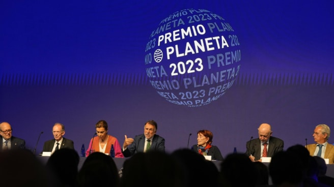 El presidente del Grupo Planeta, José Crehueras, en el centro, durante la rueda de prensa en la que se dan a conocer detalles de las diez obras finalistas del LXXII Premio Planeta,.