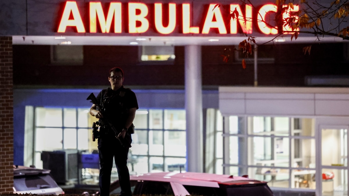 Un policía hace guardia frente al centro médico de Maine (EEUU) tras el tiroteo