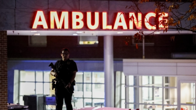 Un policía hace guardia frente al centro médico de Maine (EEUU) tras el tiroteo Un policía hace guardia frente al centro médico de Maine (EEUU) tras el tiroteo