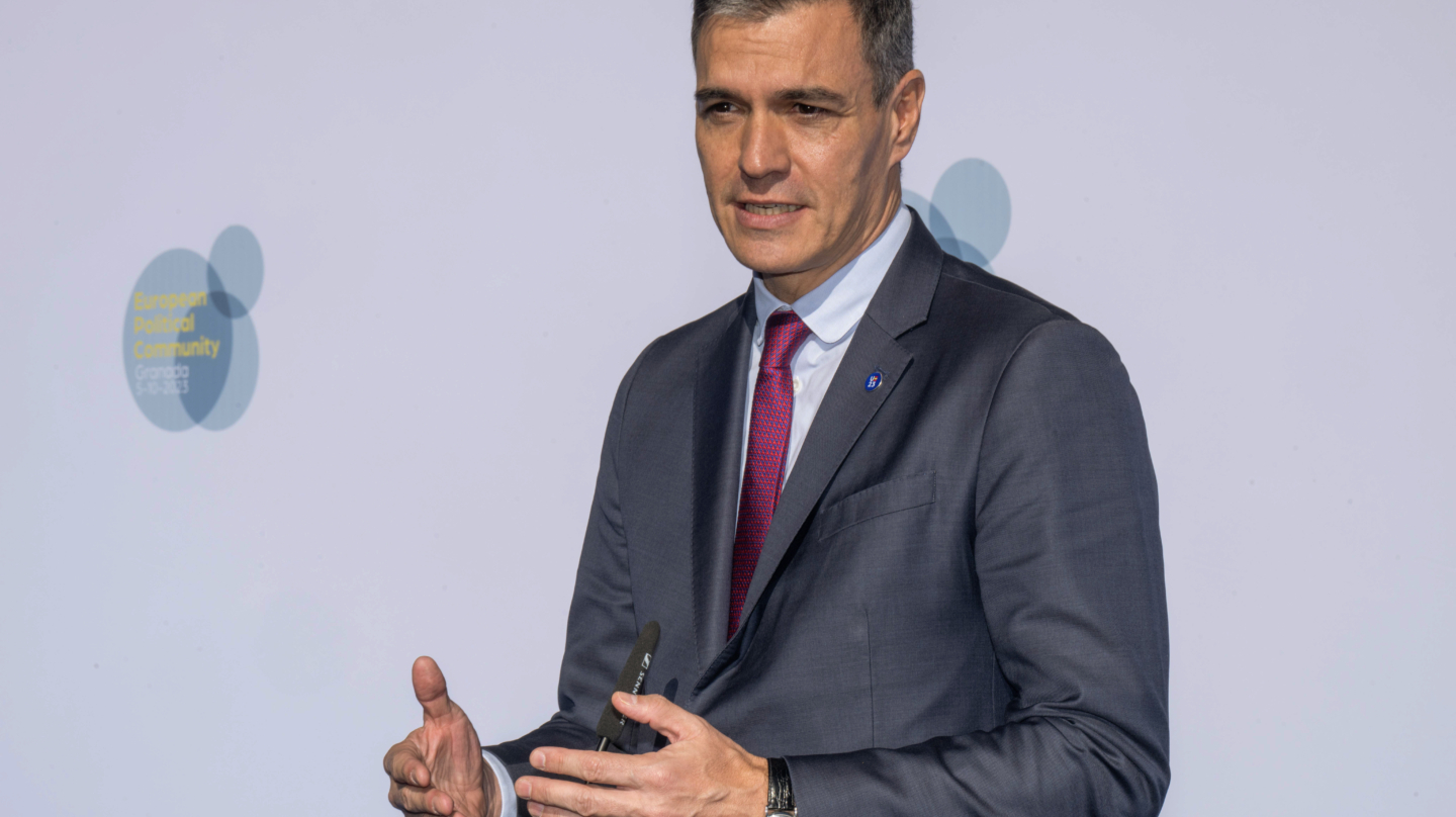 El presidente del Gobierno en funciones, Pedro Sánchez, realiza declaraciones a su llegada a la reunión de la Comunidad Política Europea que se celebra en Granada en el marco de la Presidencia española del Consejo de la UE, este 5 de octubre de 2023.