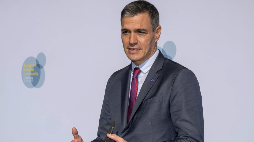 El presidente del Gobierno en funciones, Pedro Sánchez, realiza declaraciones a su llegada a la reunión de la Comunidad Política Europea que se celebra en Granada en el marco de la Presidencia española del Consejo de la UE, este 5 de octubre de 2023.