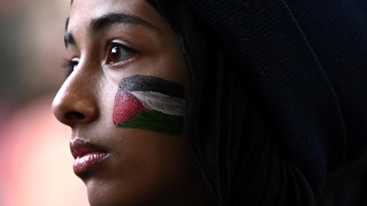 Una manifestante con la bandera palestina en Melbourne, Australia.