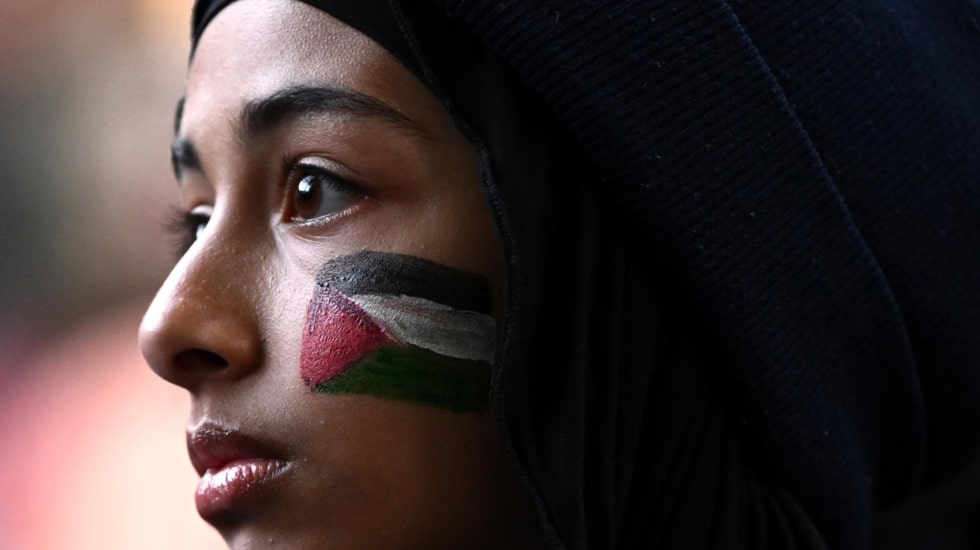 Una manifestante con la bandera palestina en Melbourne, Australia.
