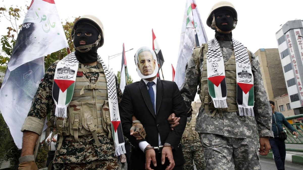 Miembros de las fuerzas paramilitares de Basij en las protestas en Teherán.