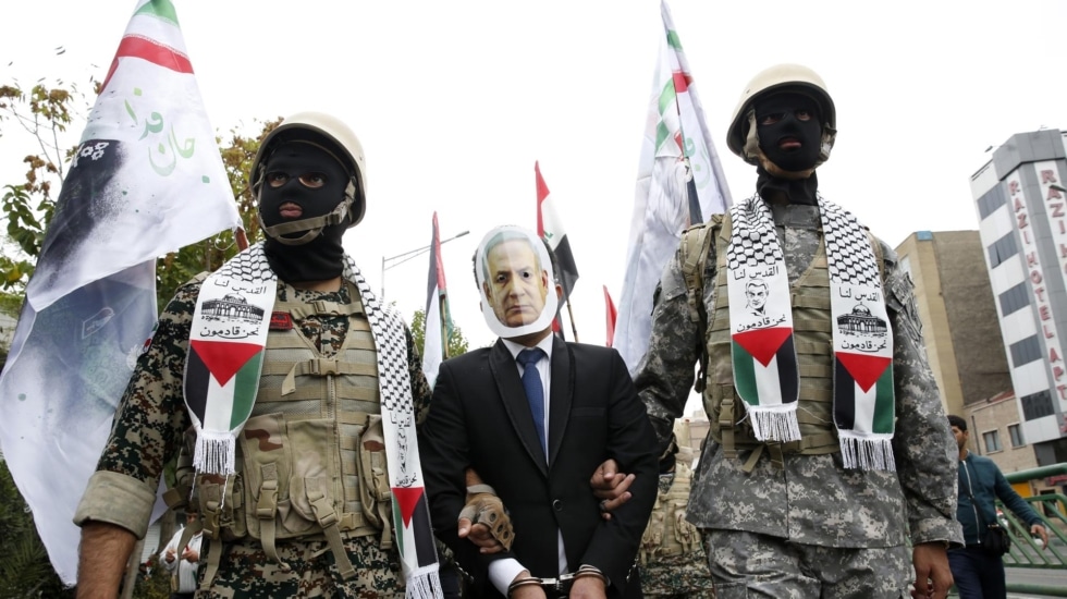 Miembros de las fuerzas paramilitares de Basij en las protestas en Teherán.