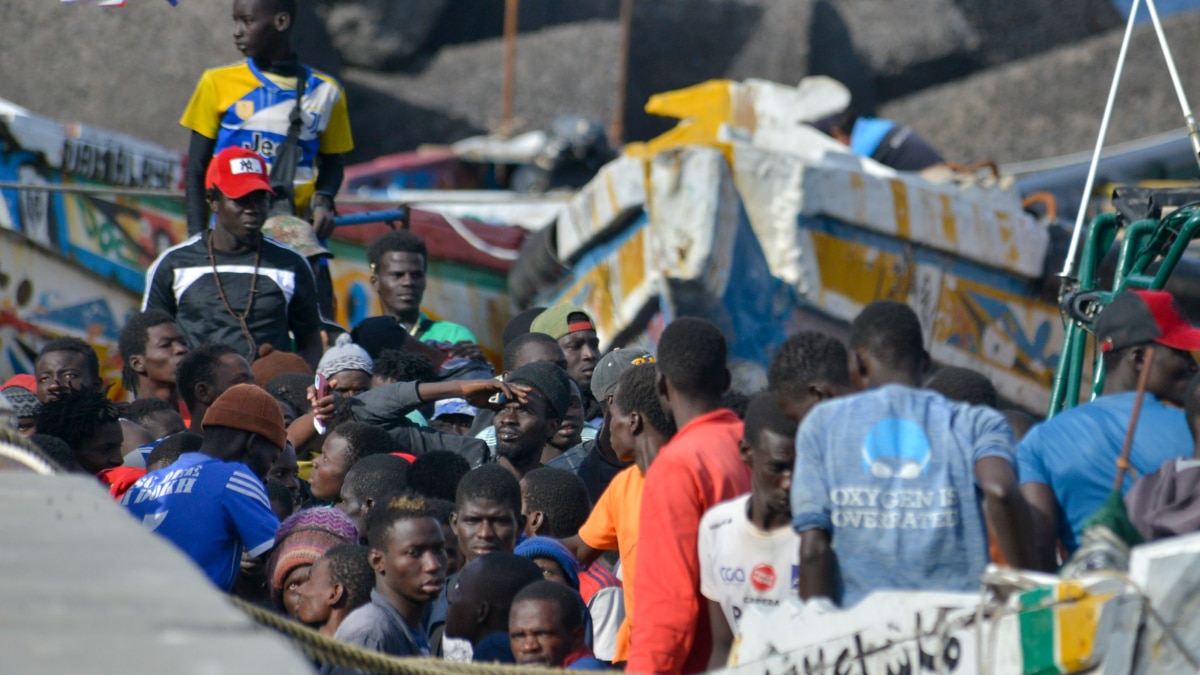 Cinco cayucos con 570 inmigrantes de origen subsahariano a bordo, entre ellos 46 menores, han llegado a Canarias en la primera mitad de este lunes (Efe).