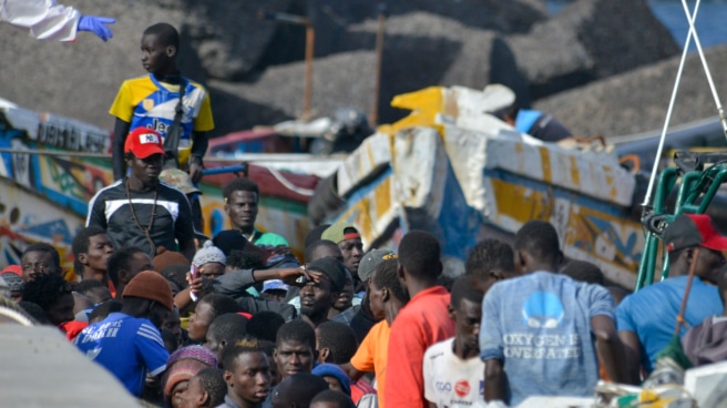Cinco cayucos con 570 inmigrantes de origen subsahariano a bordo, entre ellos 46 menores, han llegado a Canarias en la primera mitad de este lunes (Efe). Cinco cayucos con 570 inmigrantes de origen subsahariano a bordo, entre ellos 46 menores, han llegado a Canarias en la primera mitad de este lunes (Efe).