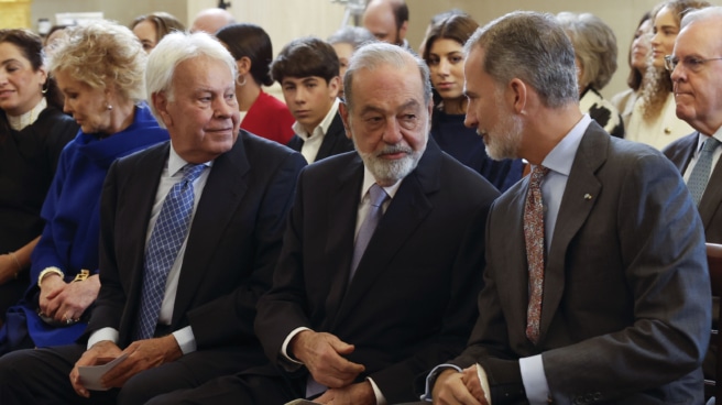 González, Slim y Felipe VI, en la entrega del premio al empresario mexicano. González, Slim y Felipe VI, en la entrega del premio al empresario mexicano.