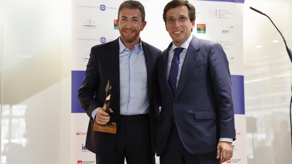 El alcalde de Madrid, José Luis Martínez-Almeida (d), entrega el Premio de Periodismo Innovador a Pablo Motos (i), en la gala de los Premios Internacionales de Periodismo