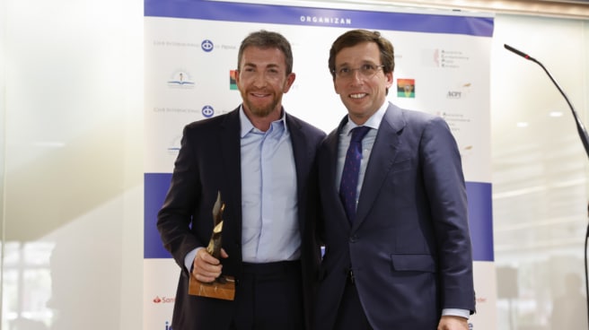 El alcalde de Madrid, José Luis Martínez-Almeida (d), entrega el Premio de Periodismo Innovador a Pablo Motos (i), en la gala de los Premios Internacionales de Periodismo El alcalde de Madrid, José Luis Martínez-Almeida (d), entrega el Premio de Periodismo Innovador a Pablo Motos (i), en la gala de los Premios Internacionales de Periodismo