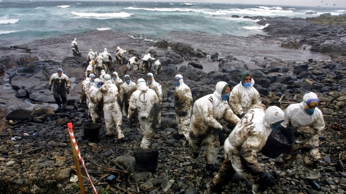 Operativos del ejército español ayudan en las labores de limpieza de petroleo en la costa de Touriñan, en la localidad gallega Muxía, después de que la marea arrastrara el chapapote hacia la costa gallega tras el derrame provocado por el hundimiento del buque petrolero Prestige.