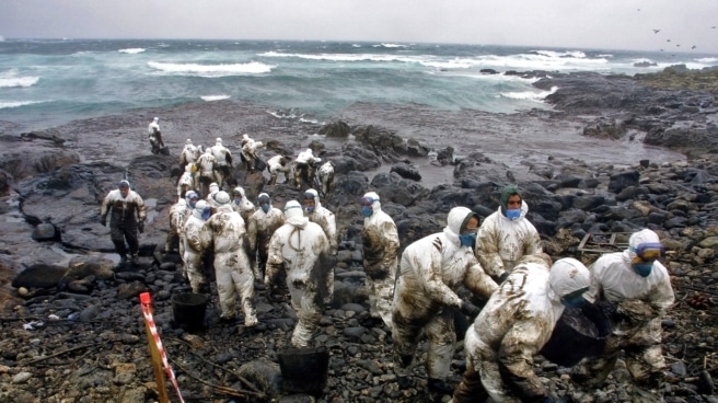La Justicia británica impide a España el cobro de la indemnización por el desastre del Prestige Operativos del ejército español ayudan en las labores de limpieza de petroleo en la costa de Touriñan, en la localidad gallega Muxía, después de que la marea arrastrara el chapapote hacia la costa gallega tras el derrame provocado por el hundimiento del buque petrolero Prestige.