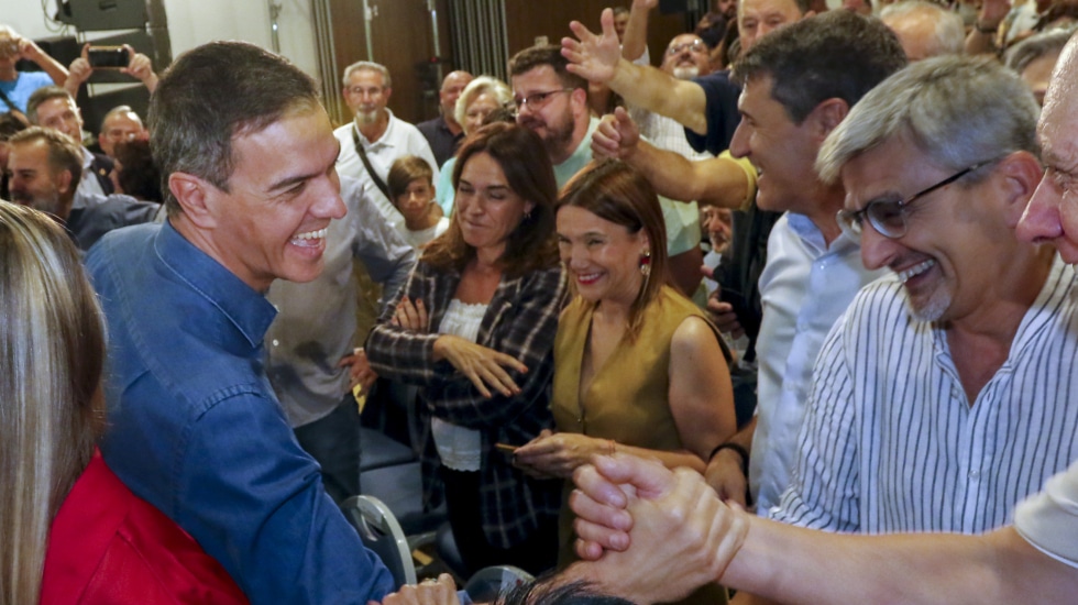 GRANADA, 07/10/2023.- El presidente del Gobierno en funciones, Pedro Sánchez (i) participa este sábado en un acto del PSOE celebrado en Granada. En la imagen, saludando a los asistentes. EFE/ Pepe Torres