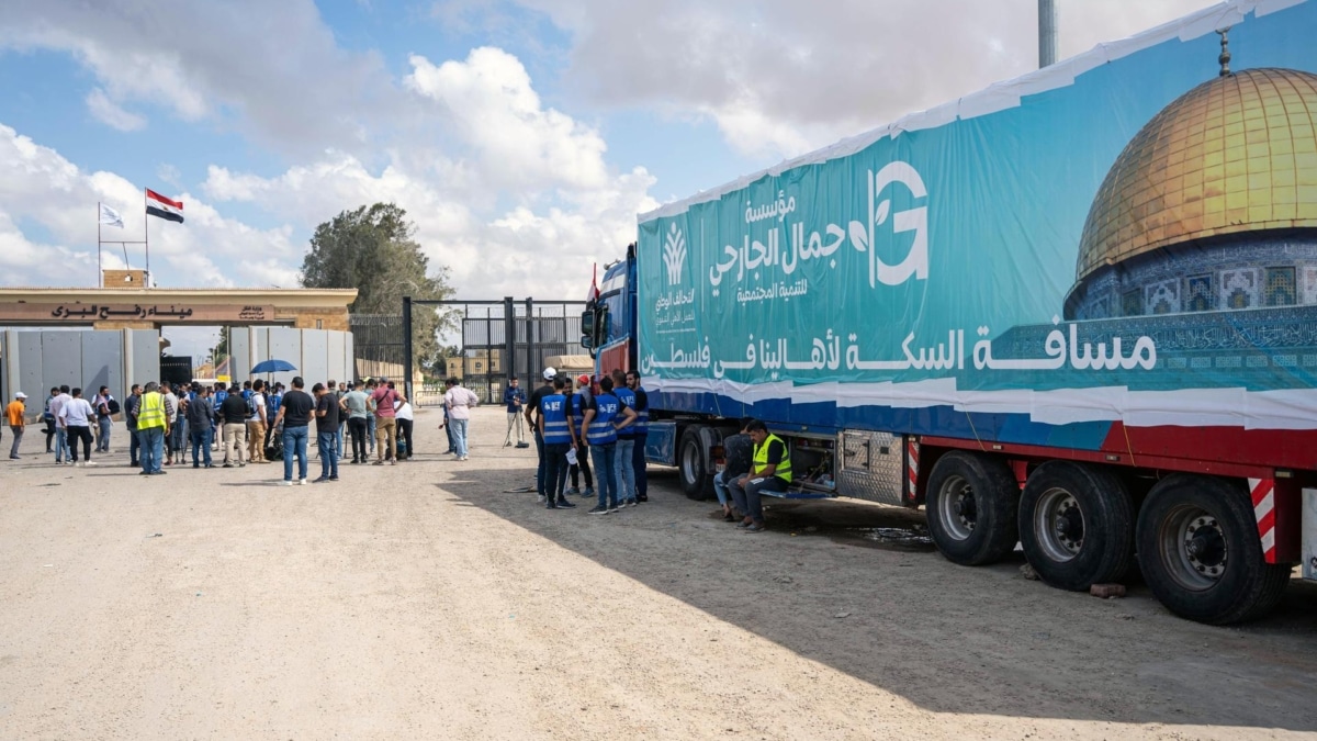 Un caminón con ayuda humanitaria espera en el paso fronterizo de Rafah, en Egipto.