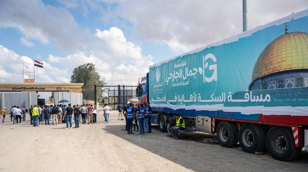 Un caminón con ayuda humanitaria espera en el paso fronterizo de Rafah, en Egipto.