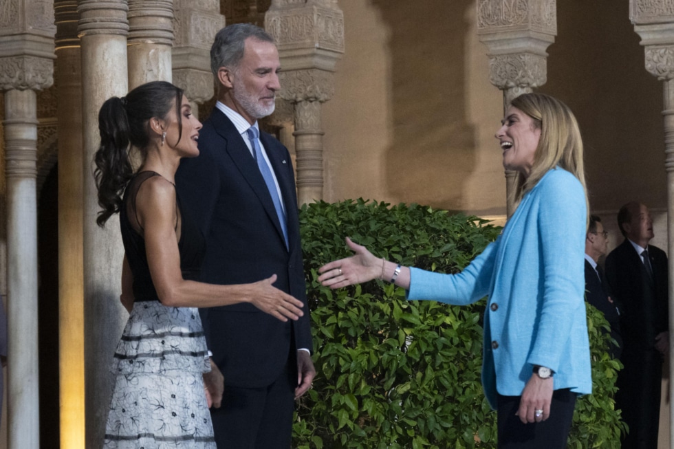 El rey Felipe y la reina Letizia saludan a la presidenta del Parlamento Europeo, Roberta Metsola