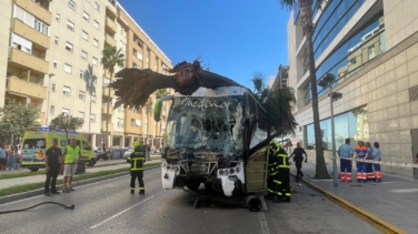 Un autobús pierde el control y atropella a varias personas y deja al menos tres fallecidos en la entrada de Cádiz
