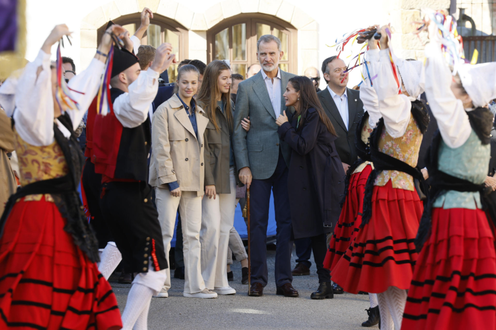 La Familia Real asiste en Arroes a la ejecución del popular 'xiringüelu'.