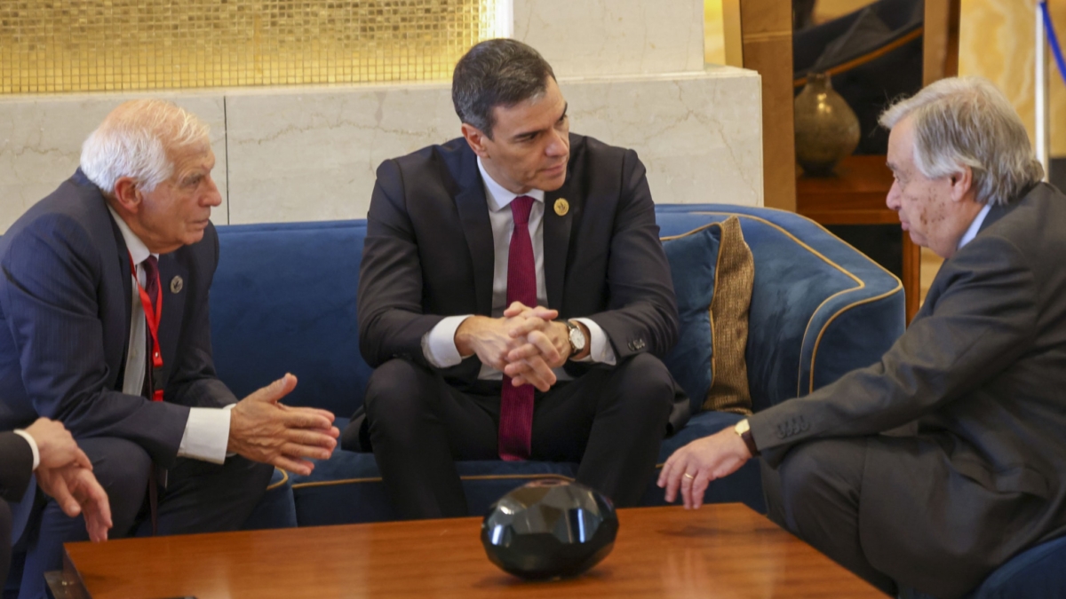El secretario general de la ONU, Antonio Guterres (d), el responsable de Política Exterior de la UE, Josep Borrell (i), y el presidente en funciones del Gobierno de España, Pedro Sánchez (c), mantienen un encuentro previo a la apertura de la Cumbre de la Paz de El Cairo.