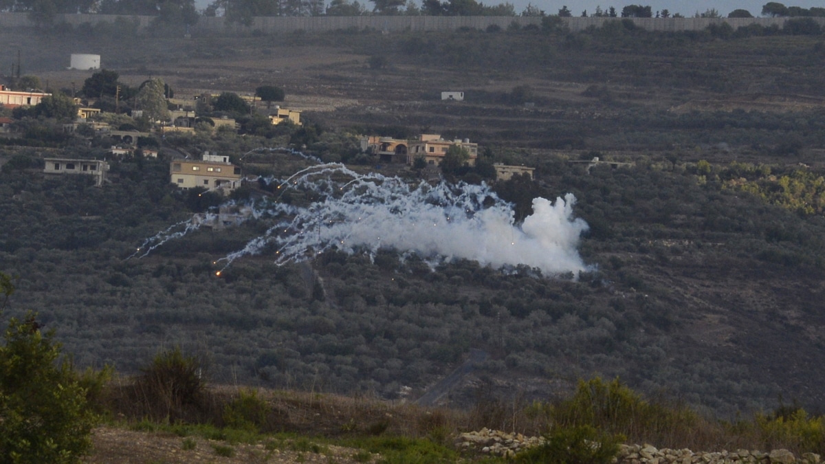 El humo se eleva después de que Hezbollah atacara un puesto del ejército israelí en las cercanías de Alma al-Shaab, en la frontera entre Líbano e Israel.