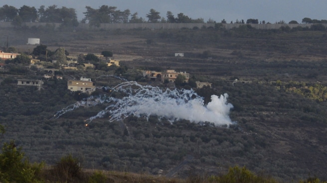 El humo se eleva después de que Hezbollah atacara un puesto del ejército israelí en las cercanías de Alma al-Shaab, en la frontera entre Líbano e Israel.