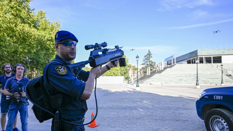El operativo de la policía nacional realiza una exhibición sobre las medidas de seguridad para la Cumbre de Jefes de Estado y de Gobierno de la Comunidad Política Europea que se celebrara en esta ciudad andaluza.