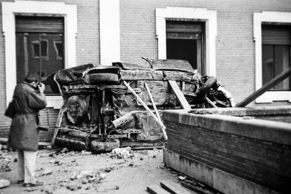 El coche de Carrero Blanco, achatarrado en el patio de los Jesuitas de Serrano.