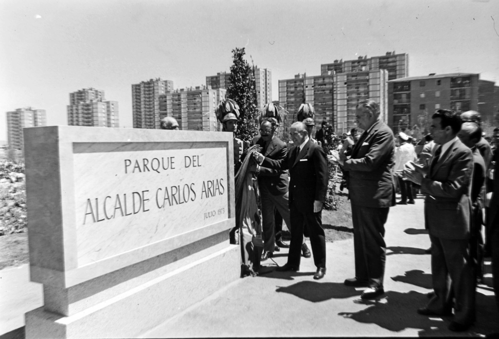El exalcalde de Madrid y entonces ministro de la Gobernación, Carlos Arias Navarro, inaugura el parque que llevó su nombre en el madrileño barrio de Aluche el 26 de julio de 1973.