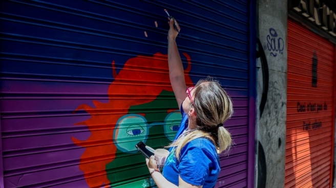 Artista local Una artista pinta un local de Malasaña, en Madrid.