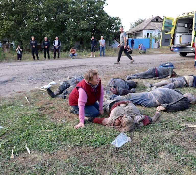 Más de 50 muertos en Járkov en un ataque ruso a una tienda de comestibles