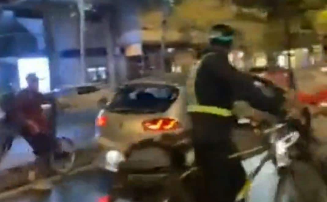 Imagen del atropello a los ciclistas en la calle Alberto Aguilera, en Madrid