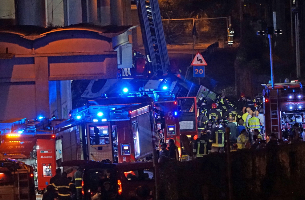 Personal de salvamento trabaja en el lugar donde un autobús de pasajeros se estrelló desde un tramo elevado en Mestre, cerca de Venecia, y aterrizó sobre las vías del tren que discurren junto a la carretera, en Mestre