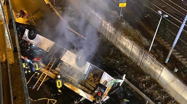 Al menos 21 muertos, decenas de heridos y 4 desaparecidos en un accidente de autobús en Venecia Imágenes del autobús accidentado en Mestre (Venecia)