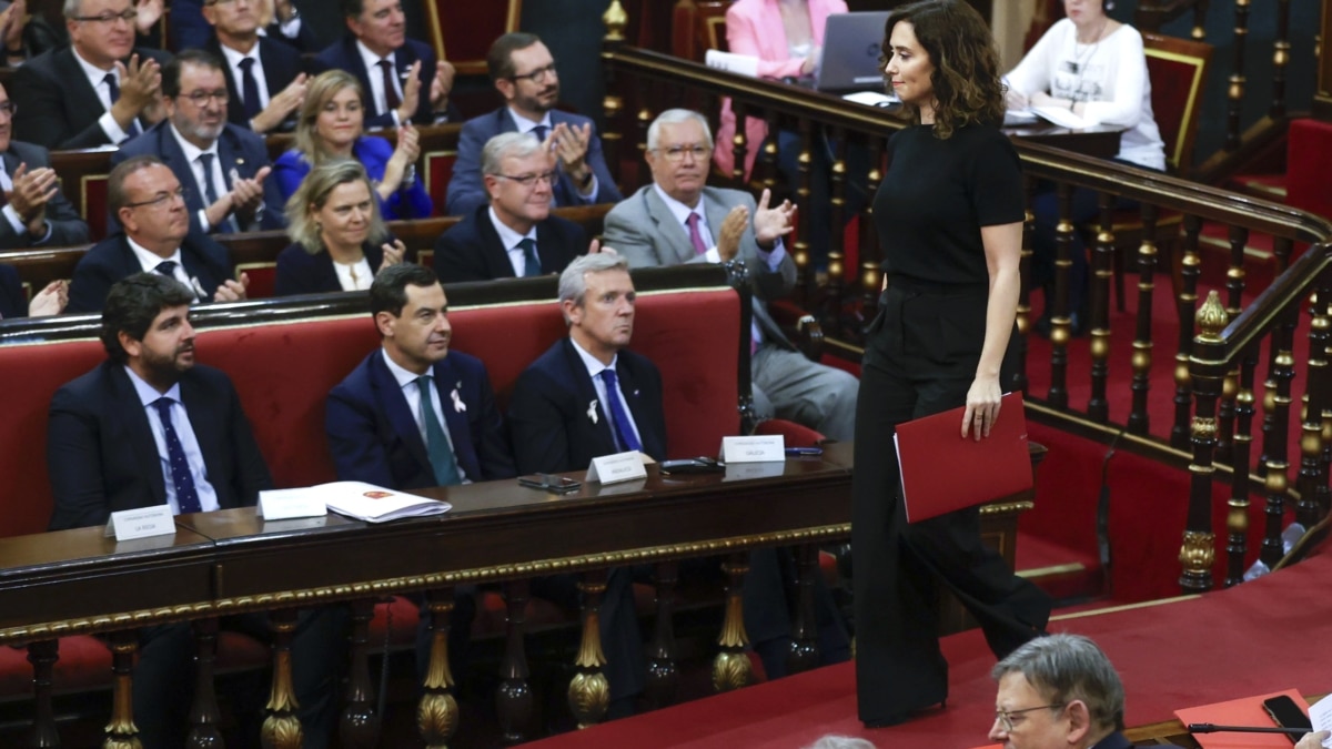 La presidenta de la COmunidad de Madrid, Isabel Diaz Ayuso tras intervenir en la Comisión General de las Comunidades Autónomas, este jueves en la Cámara Alta.