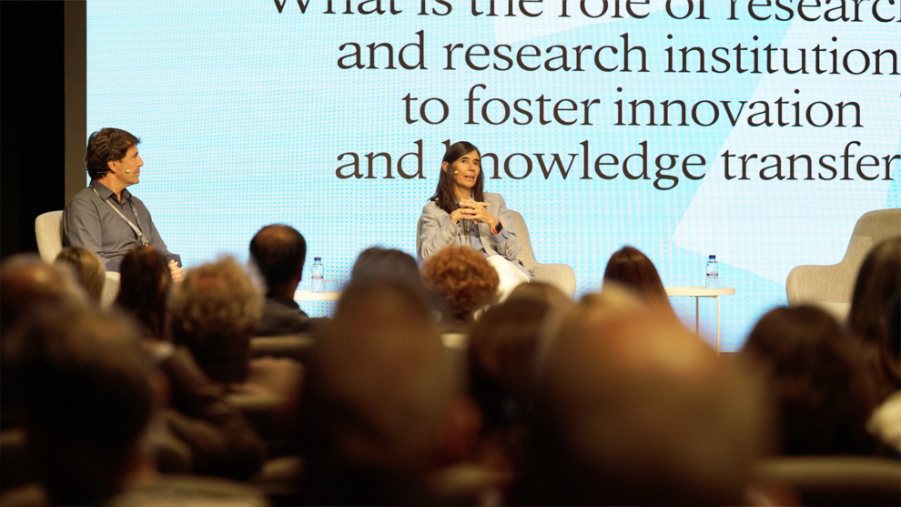 Bruno Silva-Santos y María Blasco, durante la sesión de clausura del encuentro CaixaResearch 2023.