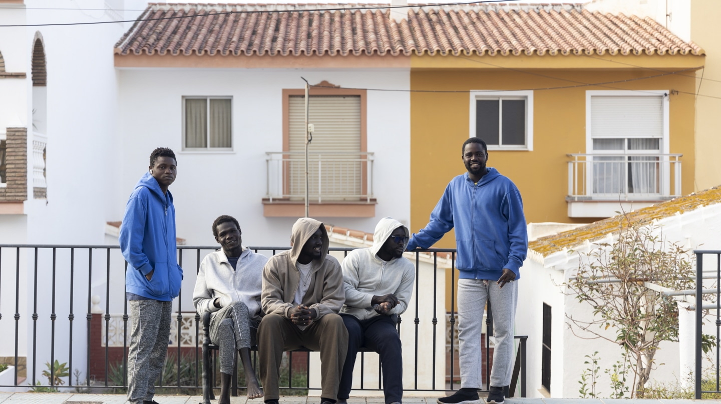 Migrantes junto al hotel Urban Beach de Torrox (Málaga).