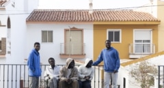 De Sanxenxo a Torrox: el reparto "con nocturnidad" de migrantes abre una nueva brecha entre el PP y el Gobierno