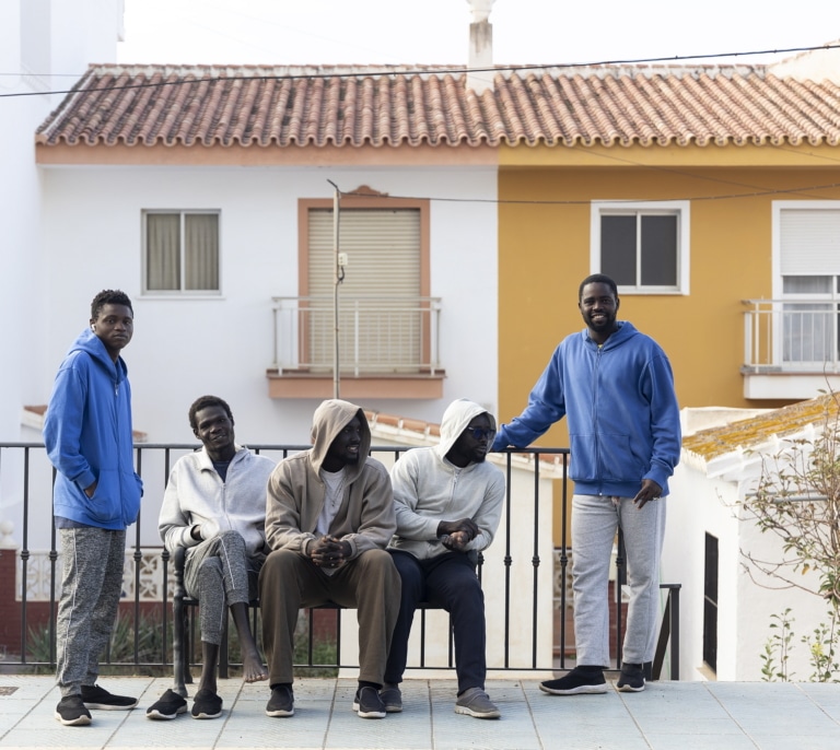 De Sanxenxo a Torrox: el reparto "con nocturnidad" de migrantes abre una nueva brecha entre el PP y el Gobierno
