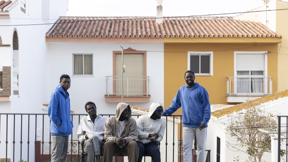 Migrantes junto al hotel Urban Beach de Torrox (Málaga).