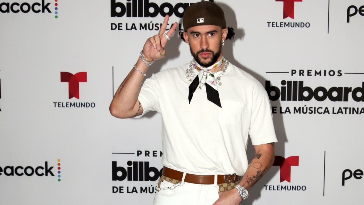 El cantante puertorriqueño Bad Bunny posa en la alfombra azul de los Premios Billboard de la Música Latina