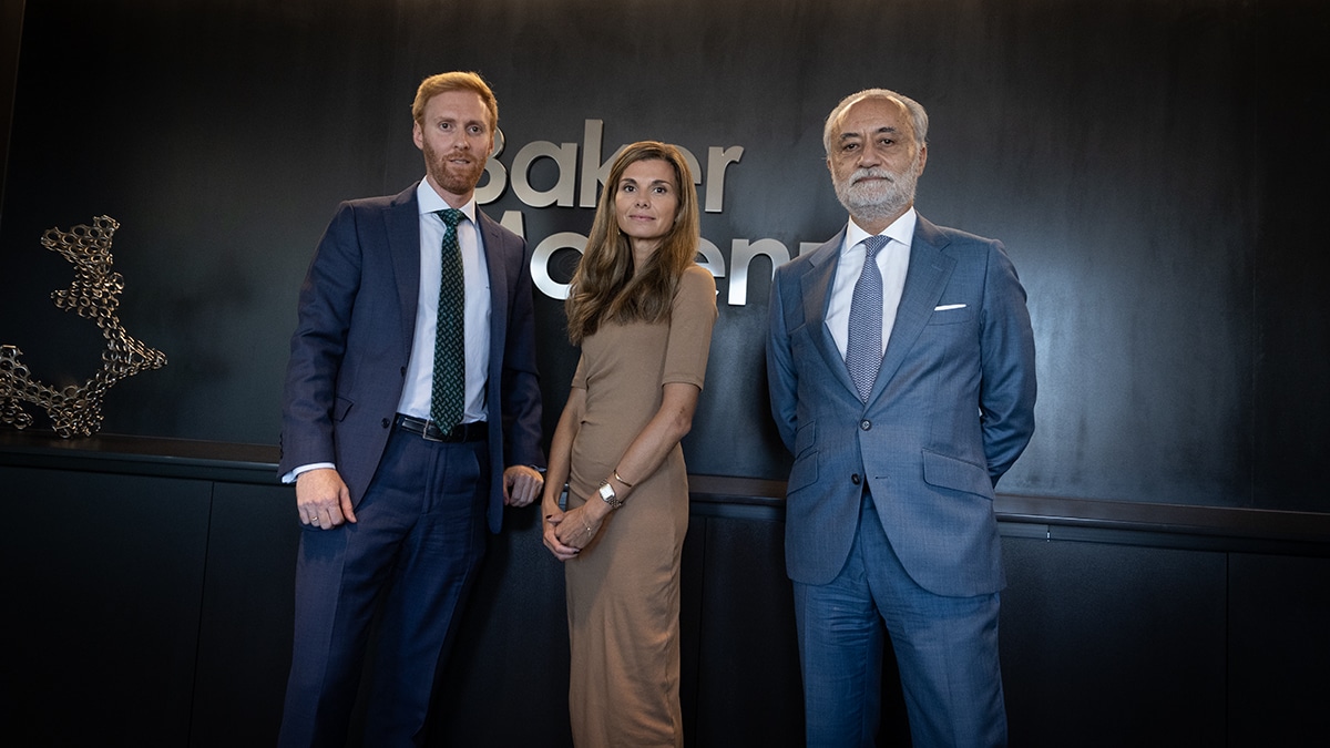 Los socios penalistas de Baker and Mackenzie en la sede de Madrid. De izquierda a derecha, Juan Pedro Cortés, María Massó y Jesús Santos