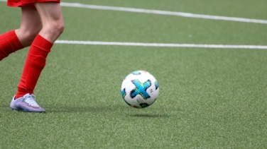 El plástico de los invernaderos, la llave para salvar el fútbol amateur tras la prohibición del caucho en el césped artificial