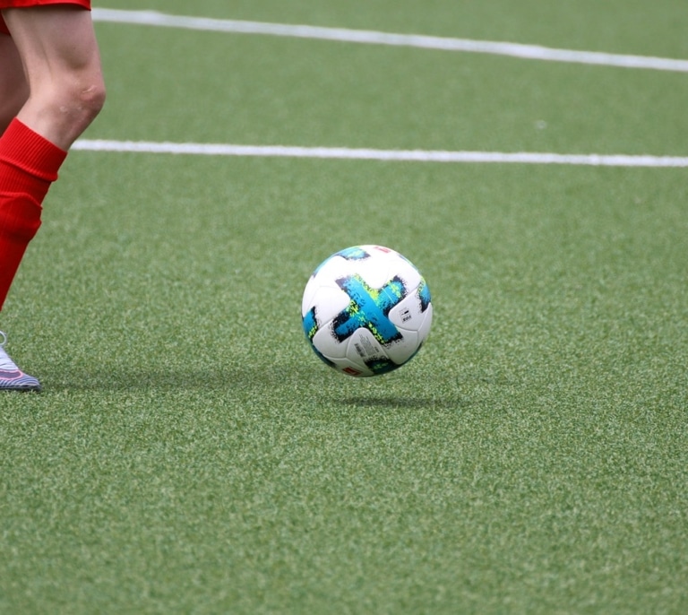 El plástico de los invernaderos, la llave para salvar el fútbol amateur tras la prohibición del caucho en el césped artificial