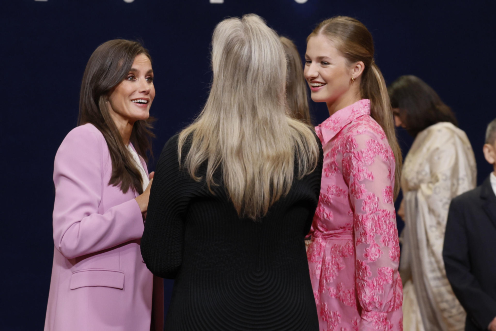 La reina Letizia y sus hijas se juntan en un corrillo para charlar con Meryl Streep después de las audiencias